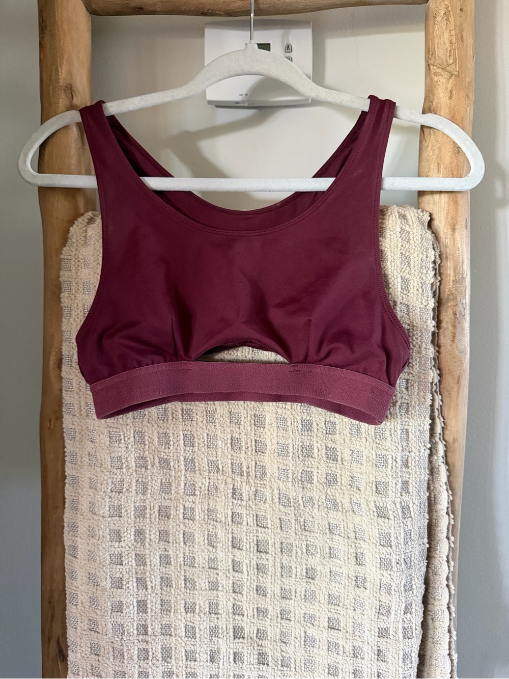 🍷 ALO Burgundy Cut-Out Sports Bra 🍷